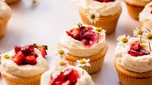 White Chocolate Strawberry Cupcakes ๐ง๐